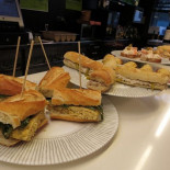 La iniciativa solidaria de una cafetería que regala a los transeúntes los pinchos que le sobran