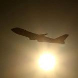 Detenido un vendedor ambulante de punteros láser por deslumbrar aviones para demostrar la eficacia de sus productos