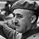 De cómo Telefónica pagó un sueldo a Franco y otros pelotazos con los que 'el Caudillo' hizo fortuna