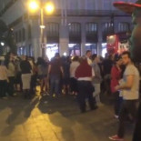 Dos jóvenes negros se enfrentan en Puerta del Sol a dos mujeres con la camiseta de Franco