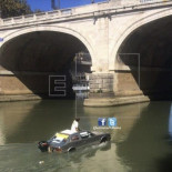 Detienen a un hombre que navegaba el río Tíber en un Maserati anfibio casero