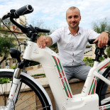 Primera bicicleta eléctrica que funciona con hidrógeno y emite agua pura (ENG)