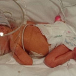 El seguro de viaje no les cubre el nacimiento de su hija por la diferencia horaria