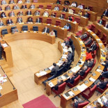 Diputados valencianos ceden sus móviles a familiares con cargo a las Cortes