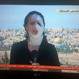 Periodista continua presentando las noticias tras ser alcanzada por una granada lanzada por soldados israelíes