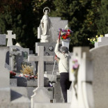 Mapfre planea pedir a Carmena 25 millones por la remunicipalización de la funeraria