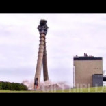 Demolición de dos chimeneas con estilo y precisión