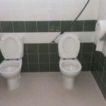 Denuncian inodoros en un campo de fútbol sin tabique de separación