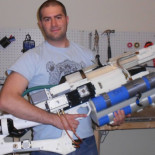 Este cañón de riel impreso en 3D usa Arduino y es capaz disparar proyectiles a 250 m/s