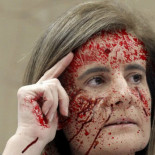 Ensangrentada y con una recortada en la mano, la ministra de Empleo anuncia que ya hay 45 parados menos