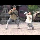 Jackie Chan aprendiendo técnicas shaolin de un niño