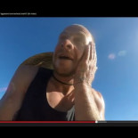 Pescador en kayak se encuentra con un tiburón martillo agresivo