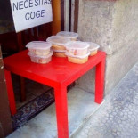 "Si lo necesitas, coge": un restaurante ofrece en tuppers la comida que le sobra del día