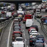 Un policía cruza la mediana, salva la vida a un motorista y evita una tragedia de tráfico