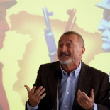 Pérez-Reverte: "Sacar a los muertos de las cunetas no es por memoria histórica, es por sentido común"