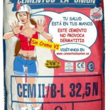 La Fiscalía exige la retirada, por sexista, de una publicidad con fotos de mujeres en bikini para vender cemento