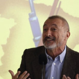La absurda guerra de Pérez-Reverte