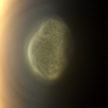 Cassini fotografía una enorme nube de hielo en el polo sur de Titán. Se acerca el invierno