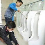 Por qué los estudiantes en Japón tienen que limpiar los baños de sus escuelas
