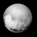 Contemplando toda la superficie de Plutón y Caronte