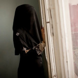 Las mujeres del ISIS y los encargados de hacer cumplir las reglas relatan su colaboración, su angustia, y su huida [ENG]