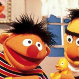 Una explicación de Epi y Blas para padres tontunos: la diferencia entre arma 'de verdad' y 'arma de juguete'