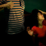 Agrede a dos hombres que intentaban evitar que siguiera pegando a su mujer en un bar