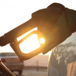 ¿Por qué las gasolineras de los grandes hipermercados pueden vender su producto más barato?