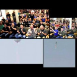 400 ingenieros aeroespaciales visiblemente contentos