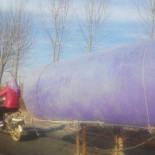 Una mujer China llena con gas una bolsa de plástico de 6 metros y la transporta en ciclomotor hasta su casa para cocinar