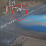 Ciclista cruza el paso a nivel (POL)