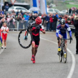 Un ciclista rehusa rebasar a un rival al que se le rompió la bicicleta y subir al podio