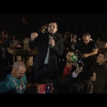 Alberto Garzón improvisa mitin en la calle ante un millar de personas que se quedaron fuera del acto en Madrid