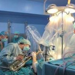 Extirpan un tumor cerebral mientras el paciente toca el saxofón para no dejarle secuelas