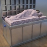 Esta cama nos "tragará" con la intención de protegernos durante un terremoto