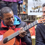 Detalle de la fotografia de Pedro Sanchez con un hombre que toca la guitarra
