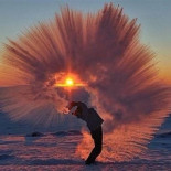 ¿Qué pasa si viertes agua caliente a -40º cerca del Círculo Ártico?