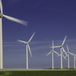 Ada Colau lanzará su operador eléctrico, que no cortará el suministro por impago, el próximo año