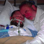 Salva la vida de su hijo al atrincherarse para impedir que lo ‘desconecten’