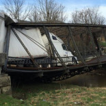 Camionera destroza puente histórico. No sabía cuanta libras son seis toneladas  (eng)