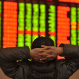 China paraliza por primera vez la actividad de sus bolsas tras registrar fuertes caídas