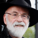 Proponen que un nuevo elemento químico se llame Octarina en honor a Terry Pratchett