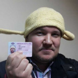 Amenazan a un pastafari con retirarle el carnet si le sorprenden conduciendo sin el colador en la cabeza