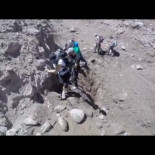 A escasos metros de ser arrastrados por un aluvión