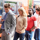 ¿Por qué te tiras 15 minutos esperando un autobús y luego llegan tres juntos? Una explicación gráfica