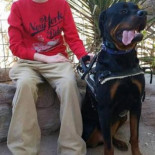 Hombre transexual con sindrome de Asperger, conocido por un video con su perro, muere tiroteado por la policía (ENG)