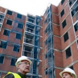 La justicia cerca a los políticos que vendieron VPO a fondos de inversión en Madrid