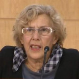 Manuela Carmena pide perdón a los padres por el "espectáculo deleznable", pero afirma que la pancarta no es punible