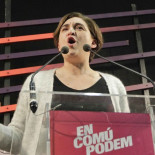 Colau da todo el apoyo a un acto por los titiriteros con el cartel: Gora marion-etas