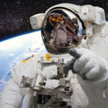 El príncipe nigeriano que te ofrecía dinero ahora es un astronauta atrapado en el espacio